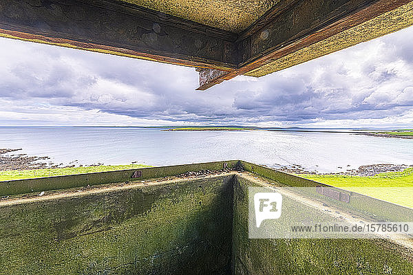Schottland  Orkney-Inseln  Blick vom militärischen Aussichtspunkt aus dem Zweiten Weltkrieg über den Kirk-Sund