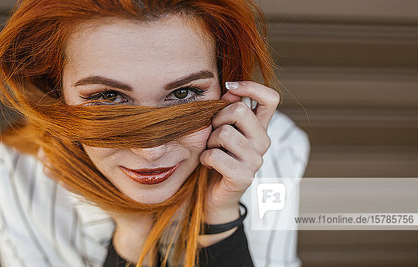 Porträt einer rothaarigen jungen Frau