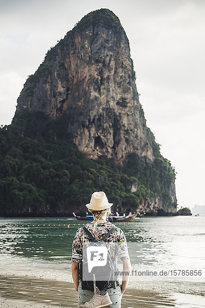 Frau betrachtet Felsen am Strand von Railay  Krabi  Thailand