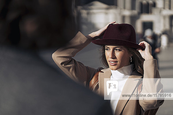 Porträt einer jungen Frau mit Hut in der Stadt Venedig  Italien
