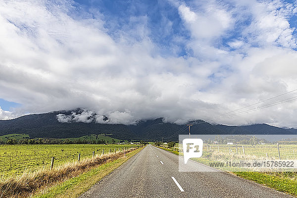 Neuseeland  Grey District  Inchbonnie  Wolken über der Lake Brunner Road