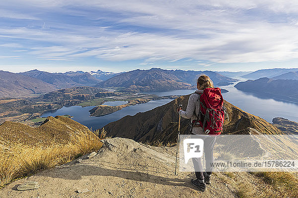 Frau steht auf dem Aussichtspunkt am Roys Peak und blickt auf den Mount Aspiring  Lake Wanaka  Südinsel  Neuseeland