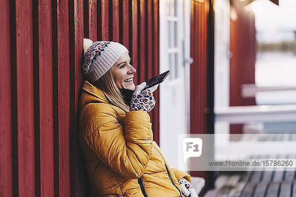 Glücklicher Tourist mit Smartphone auf Hamnoy  Lofoten  Norwegen