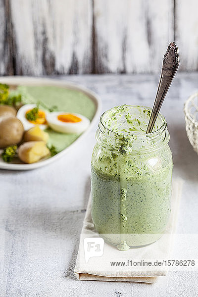 Glas mit Salsa-Verde-Sauce