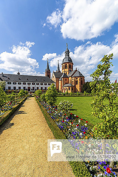 Deutschland  Hessen  Seligenstadt  Einhard-Basilika mit Stiftsgebäude und Garten