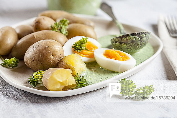 Kartoffelteller mit gekochten Eiern,  Petersilie und Salsa-verde-Sauce