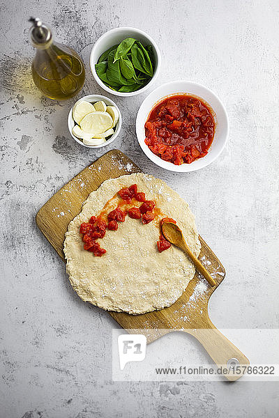 Rohzutaten für die Herstellung von Margharita-Pizza