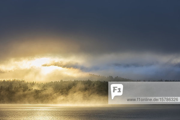 Neuseeland  Ozeanien  Südinsel  Canterbury  Lake Tekapo mit Wolken und Nebel bei Sonnenuntergang