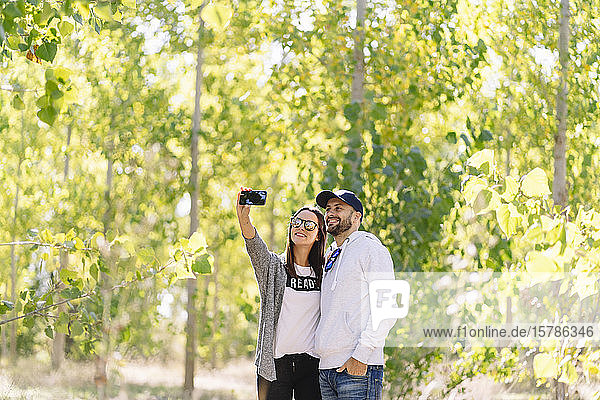 Lächelndes Paar beim Selbermachen in einem Park