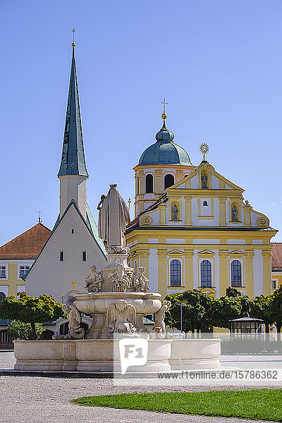 Deutschland  Bayern  Altotting  Ornamentaler Brunnen vor der Gnadenkapelle