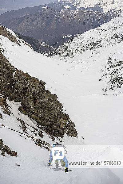 Bergsteiger auf einer Exkursion in verschneiten Bergen  Lombardei  Veltlin  Italien