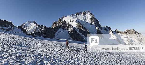 Frankreich Mont-Blanc-Massiv Chamonix Bergsteiger bei der Besteigung der Aiguille de Chardonnet im Schnee