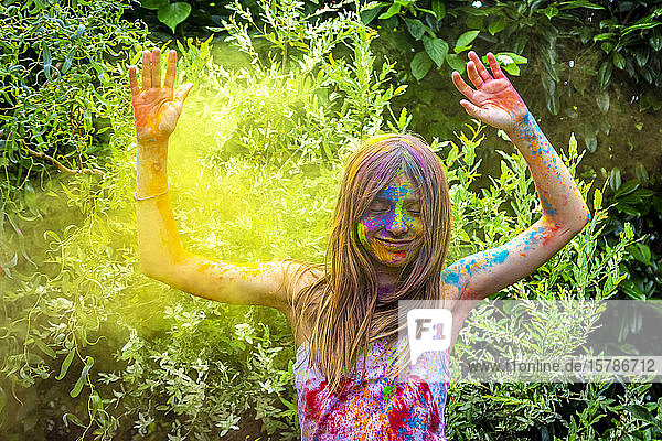Porträt eines glücklichen Mädchens  das das Fest der Farben feiert
