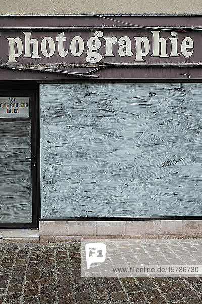 Frankreich  Bretagne  Audierne  Retro-Fotogeschäft geschlossen mit weiß gestrichener Fensterscheibe