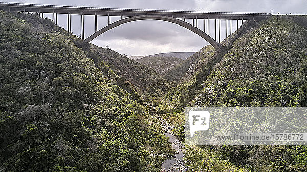 Südafrika  Gebiet Knysna  Luftaufnahme einer Brücke über einen Fluss in einer Berglandschaft