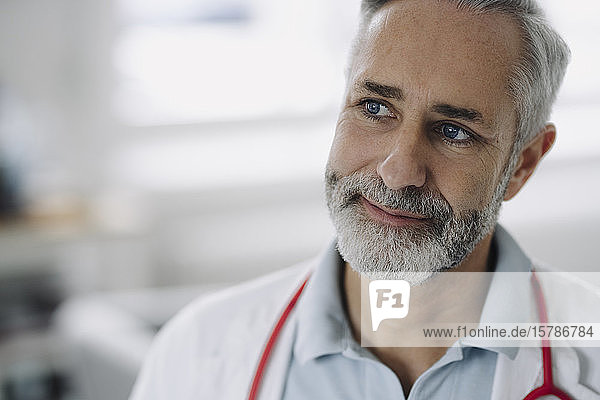 Porträt eines blauäugigen reifen Arztes mit Stethoskop