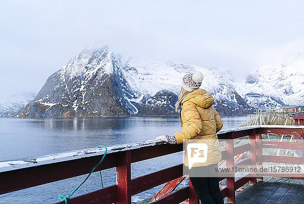 Tourist genießt die Aussicht auf Hamnoy  Lofoten  Norwegen