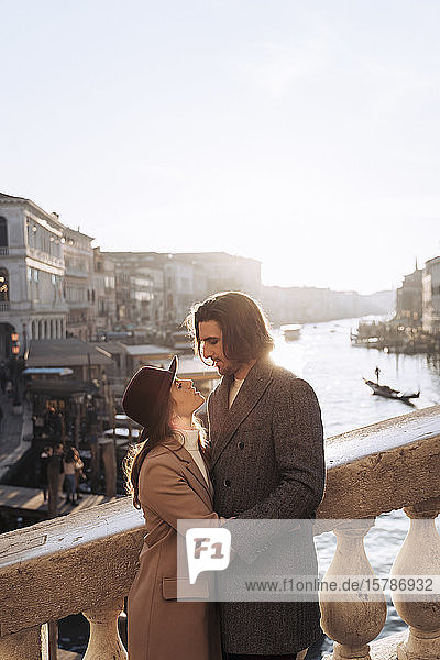 Liebenswertes junges Paar auf einer Brücke in der Stadt Venedig  Italien