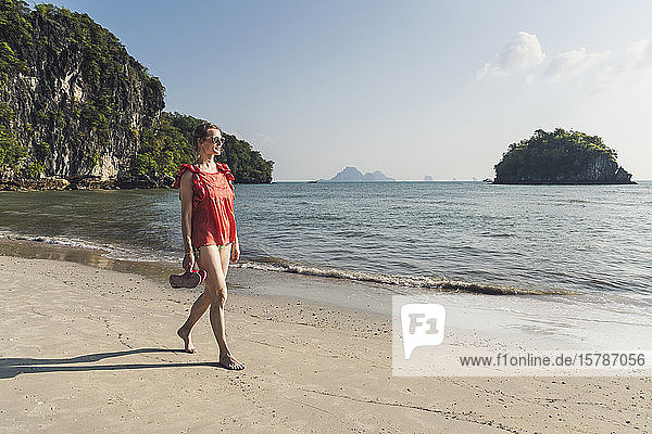 Frau beim Strandspaziergang am Strand  Noppharat Thara Beach  Ao Nang  Krabi  Thailand