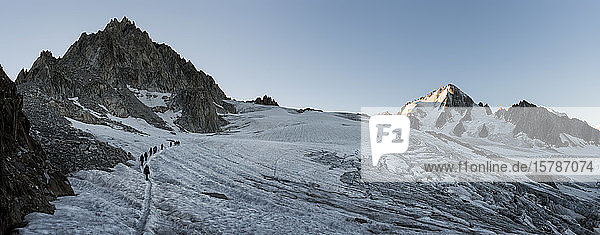 Frankreich  Mont-Blanc-Massiv  Chamonix  Bergsteiger am Glacier du Tour
