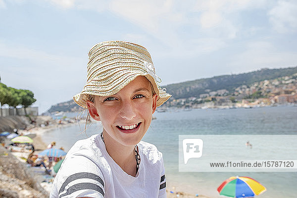 Mädchen mit Strohhut am Meer  Côte d'Azur  Frankreich