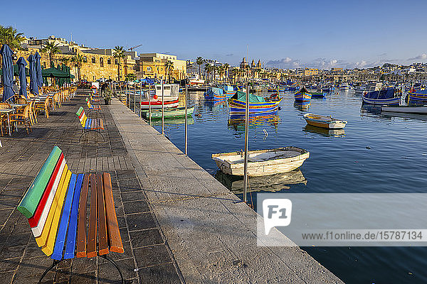 Malta  Marsaxlokk  Fischerdorf Hafen am Mittelmeer