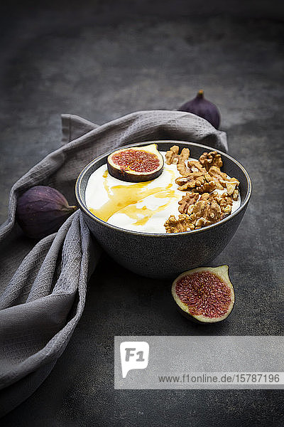 Schale mit griechischem Joghurt mit Honig Walnüssen und geschnittener Feige