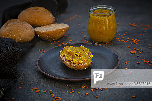 Brötchen mit hausgemachtem roten Linsenaufstrich