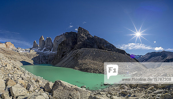 Chile  Provinz Ultima Esperanza  Szenenansicht der Sonne über dem Gletschersee mit den Torres del Paine im Hintergrund