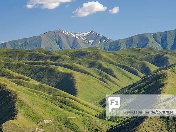 Landschaft entlang der Bergstraße von Kazarman zum Bergpass Urum Basch Ashuusu im Tien Shan-Gebirge oder Himmelsgebirge in Kirgisien. Asien  Zentralasien  Kirgisistan.