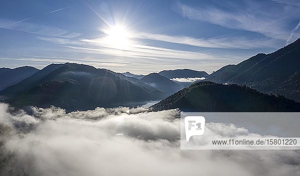 Sonnenschein über Bergen  aufsteigend aus Hochnebel über Sylvensteinsee  bei Lenggries  Isarwinkel  Luftbild  Oberbayern  Bayern  Deutschland  Europa