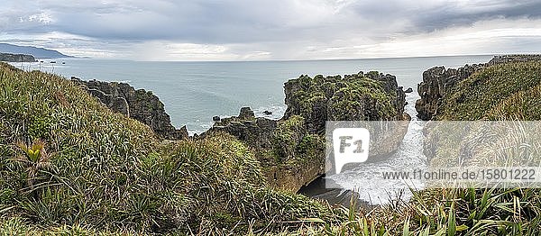 Bucht mit Sandsteinfelsen  Felsformation Pancake Rocks  Paparoa National Park  Punakaiki  Westküste  Südinsel  Neuseeland  Ozeanien