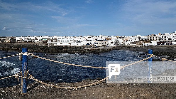 Geländer aus altem Hanfseil mit blauen Holzpfählen El Cotillo Fuerteventura Kanaren Spanien Europa
