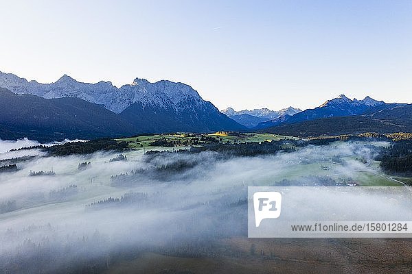 Tiefkarspitze und westliche Karwendelspitze im Karwendelgebirge  Isartal bei Krün mit Nebelschwaden im Morgenlicht  Werdenfelser Land  Drohnenaufnahme  Oberbayern  Bayern  Deutschland  Europa
