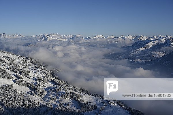 Blick vom Gipfel der Hohen Salve auf das Brixenthal mit Kitzbühler Horn  Wolken im Tal  Kitzbüheler Alpen  Tirol  Österreich  Europa