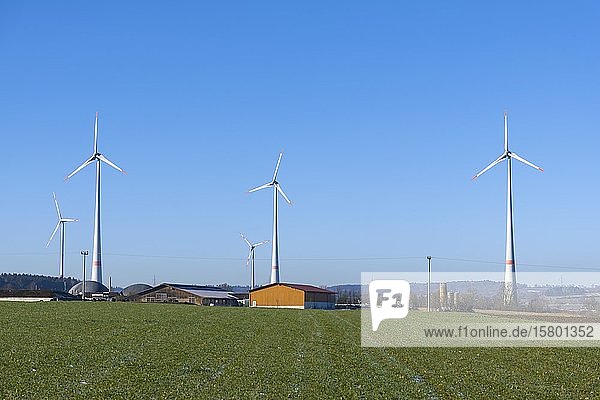 Windräder  Bauernhof mit Biogasanlage  Baden-Württemberg  Deutschland  Europa