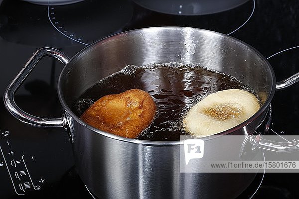 Schwäbische Nachspeise  Zubereitung Ernteküche  fettgebackenes Hefegebäck  Hefeteig wird in Fett  Öl  Kochtopf gebacken  Deutschland  Europa