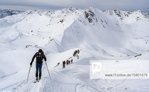 Skitourengeher im Schnee  Aufstieg zu den Klammspitzen  hinter der Mölser Sonnenspitze  Wattentaler Lizum  Tuxer Alpen  Tirol  Österreich  Europa