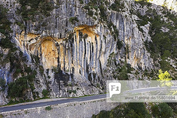Felsformation auf Kalkstein und Bergstraße am Coll de Sa Bataia in der Serra de Tramuntana  Luftaufnahme  Mallorca  Balearische Inseln  Spanien  Europa
