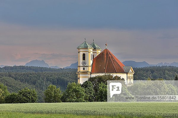 Kirche Marienberg über dem Salzachtal  Abendlicht  Gewitterstimmung  Burghausen  Oberbayern  Bayern  Deutschland  Europa