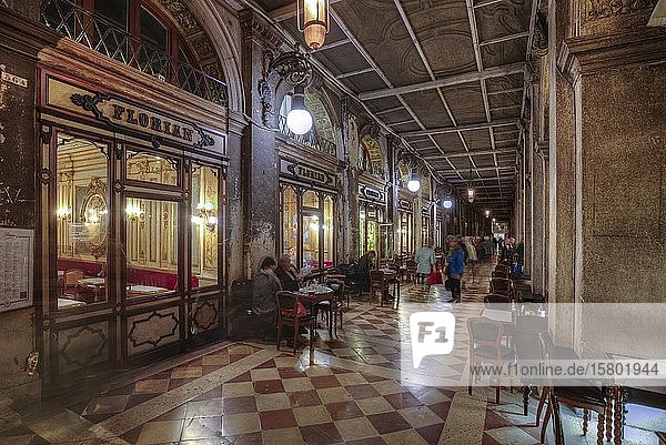 Historisches Café Florian unter den Arkaden der Procuratie Nuove  Venedig  Venetien  Italien  Europa