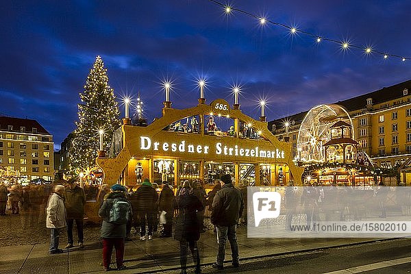 Striezelmarkt and Schwibbogen at the Christmas Market  Altmarkt Dresden  Saxony  Germany  Europe