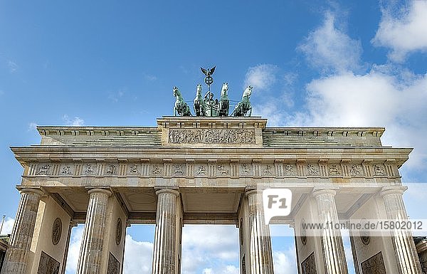 Brandenburger Tor mit Quadriga  Mitte  Berlin  Deutschland  Europa