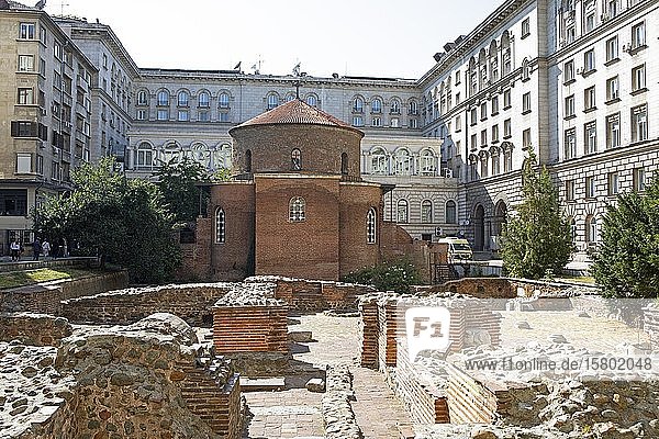 Rotunde des Heiligen Georg  vor den Ruinen der antiken Stadt Serdika  Sofia  Provinz Sofia  Bulgarien  Europa