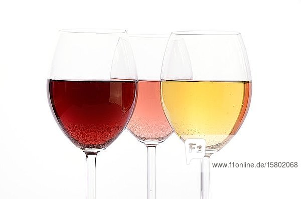 Drei Gläser Wein auf einem weißen Hintergrund