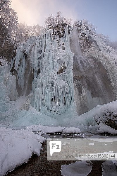 Vereister Wasserfall Winterlandschaft Plitvice Kroatien Europa