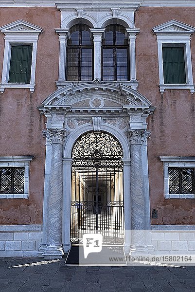 Eingangsportal zum ehemaligen Benediktiner Kloster Giorgio Cini auf der Insel San Giorgio Maggiore  Venedig  Venetien  Italien  Europa