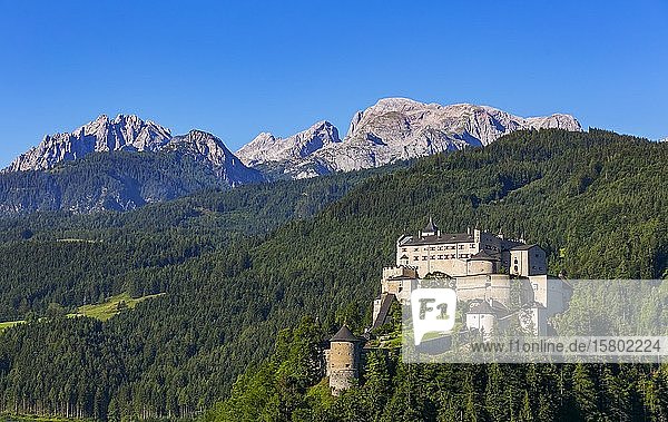 Burg Hohenwerfen mit Blick auf den Hochkönig  Werfen  Pongau  Bundesland Salzburg  Österreich  Europa