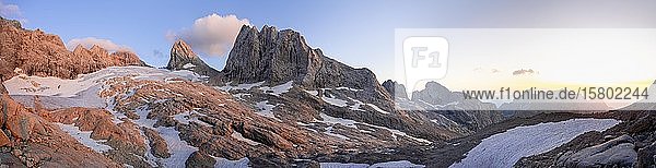 Panorama  Abendstimmung  Alpenlandschaft  Großer Gosaugletscher  Berge von links nach rechts Eiskarlspitz  Torstein  Mitterspitz  Hoher und Niederer Dachstein  Hohes Kreuz  Salzkammergut  Oberösterreich  Österreich  Europa