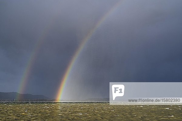 Regenbogen während eines Orkans über dem Bodensee  Radolfzell  Landkreis Konstanz  Baden-Württemberg  Deutschland  Europa
